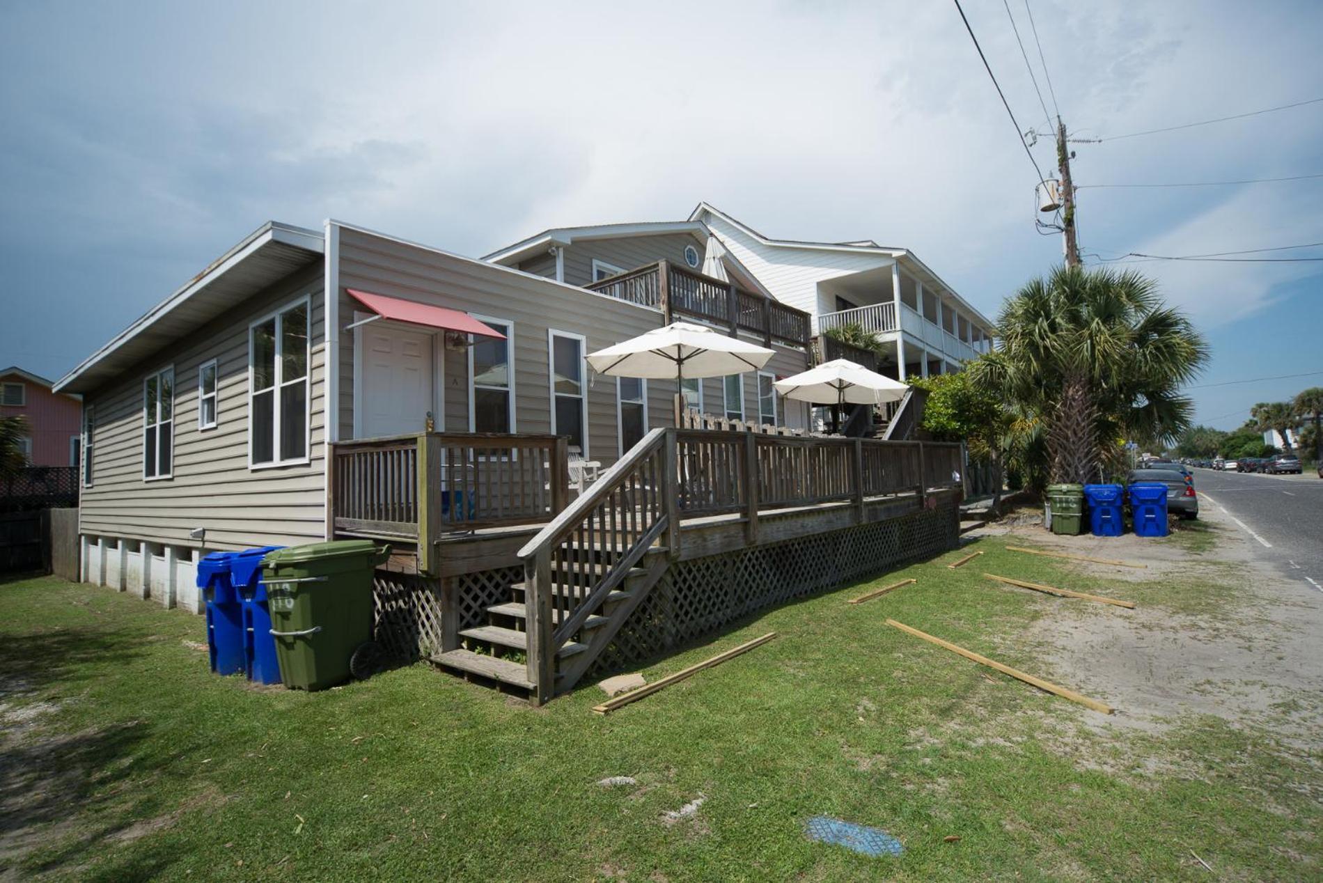 Salty Shack Unit C - Salty Shack - Dog Friendly Home - Across From The Beach - Central Location! 폴리 비치 객실 사진